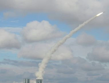 S-300: Δείτε βολές του ρωσικού αντιαεροπορικού συστήματος κατά «ΝΑΤΟϊκών στόχων» (βίντεο)
